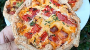 Mini tartas de queso, albahaca y tomate