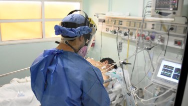 La mayoría de pacientes que requieren un respirador son menores de 50 años (Florencia Salto) 