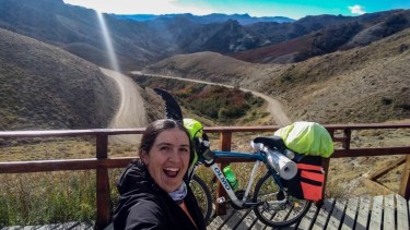 Carla, la neuquina que recorrió la cordillera en bicicleta