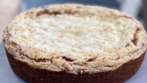 Torta cafetera de peras, arándanos y cream chesse