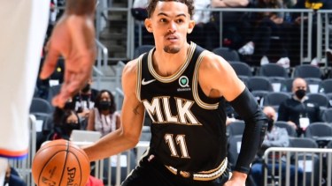 Trae Young fue escupido en Nueva York pero en su casa no dejó dudas y puso arriba a Atlanta en la serie. 