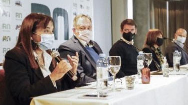 Hoy el ministro Rodrigo Buteler encabezó una conferencia de prensa en Bariloche para ratificar la apertura de restricciones. Gentileza