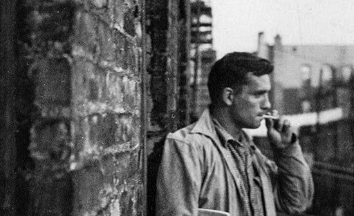 Jack Kerouac escribió una novela emblemática, “En el camino”, donde el alcohol y la marihuana ocupan un lugar destacado, como en la propia vida del autor. 