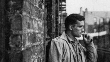 Jack Kerouac escribió una novela emblemática, “En el camino”, donde el alcohol y la marihuana ocupan un lugar destacado, como en la propia vida del autor. 