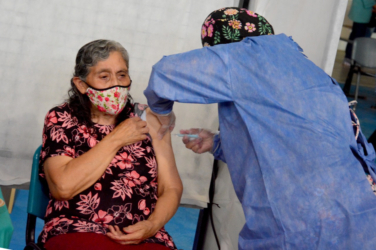 Un 78% de los mayores de 60 años proyectados para vacunar recibieron una dosis. Foto: Marcelo Ochoa