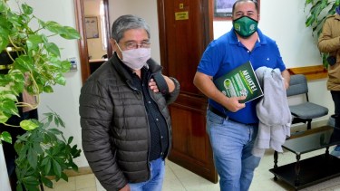 Rodrigo Vicente (ATE) y Luis Rosas (UPCN) cuando se retiran de la reunión del Consejo de la Función Pública. Al otro día, UPCN pidió 2% más. El Plenario de ATE hoy aceptó la oferta gubernamental. Foto: Marcelo Ochoa