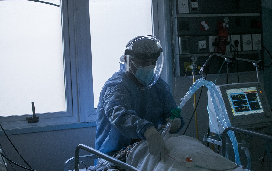 El duro trabajo del personal de Salud, en la primera línea de batalla contra el covid-19. Foto: Pablo Leguizamon