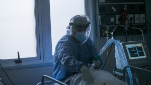 Murió un hombre de 48 años y Viedma ya pisa los 1.000 casos activos de coronavirus