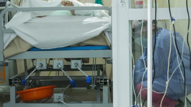 El personal de salud del hospital Zatti de Viedma trabaja sin descanso. Foto: Pablo Leguizamon.