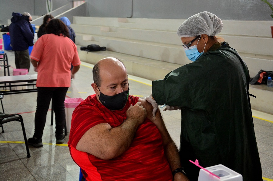 Cerca de un tercio de los vacunados tiene el esquema completo. Foto: Marcelo Ochoa