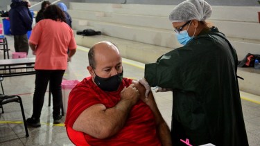 Cerca de un tercio de los vacunados tiene el esquema completo. Foto: Marcelo Ochoa