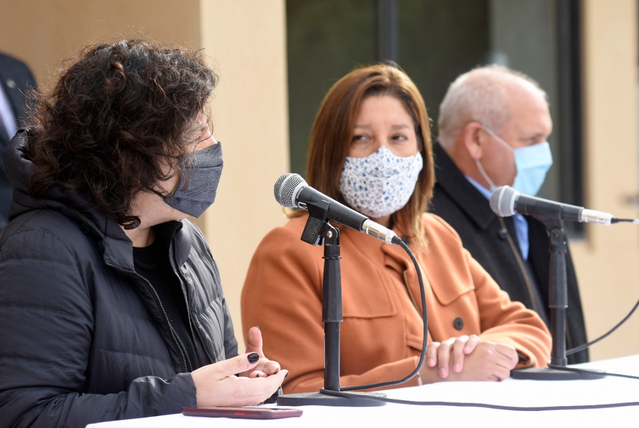 La ministra de Salud, Carla Vizzotti, junto a la gobernadora Arabera Carreras y el ministro de Salud provincial Fabián Zgaib. (Florencia Salto)