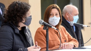 La ministra de Salud, Carla Vizzotti, junto a la gobernadora Arabera Carreras y el ministro de Salud provincial Fabián Zgaib. (Florencia Salto)