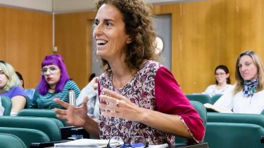 La Defensora del Pueblo Analía Wolozsczuk realizó una convocatorai pública a los afectados por el aumento desmedido de los servicios básicos. (archivo)