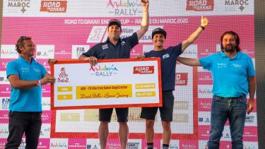 El competidor pampeano, que vive en Neuquén, festeja con su compañero. 