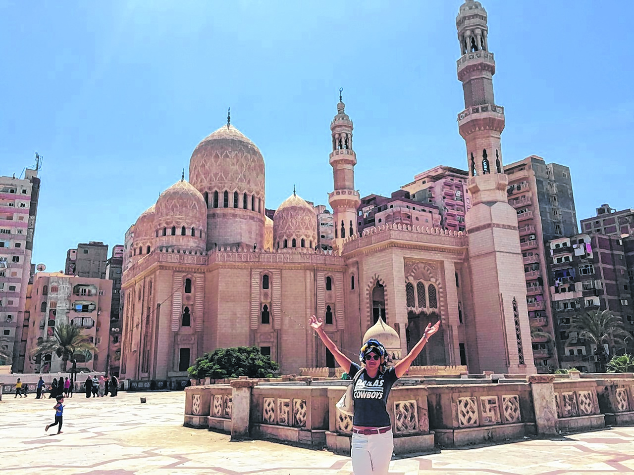 En Alejandría, Egipto, con la mezquita detrás.  