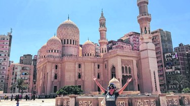 En Alejandría, Egipto, con la mezquita detrás.  