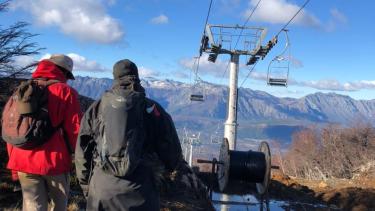 Unas 30 personas trabajan en el cerro Perito Moreno para habilitar los nuevos medios. Foto: gentileza