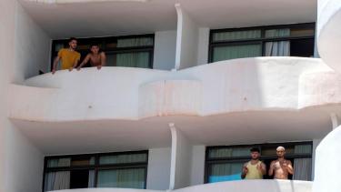 GRAF133. PALMA DE MALLORCA, 28/06/2021.- Varios de los jóvenes que permanecen en aislamiento en el hotel Palma Bellver de Palma, con relación directa o indirecta con el brote por covid de un viaje de estudios en Mallorca. EFE/CATI CLADERA