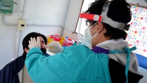 Unos 200 estudiantes de medicina reclaman que los vacunen