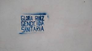 Aparecieron pintadas que acusan de «asesina y genocida» a la intendenta de Plottier