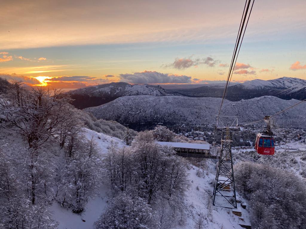 La postal blanca que hoy luce el cerro Catedral entusiasma de cara a la temporada de esquí.