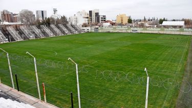Las heladas y los días nublados retrasan los tiempos para que el césped de La Visera esté en condiciones. (Foto: Florencia Salto)