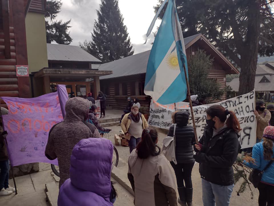 Un grupo de vecinos reclamó frente a la municipalidad e Villa La Angostura por el déficit habitacional. gentileza Diario Andino