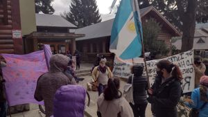 Semana agitada para Stefani por el reclamo por viviendas sociales en la Angostura