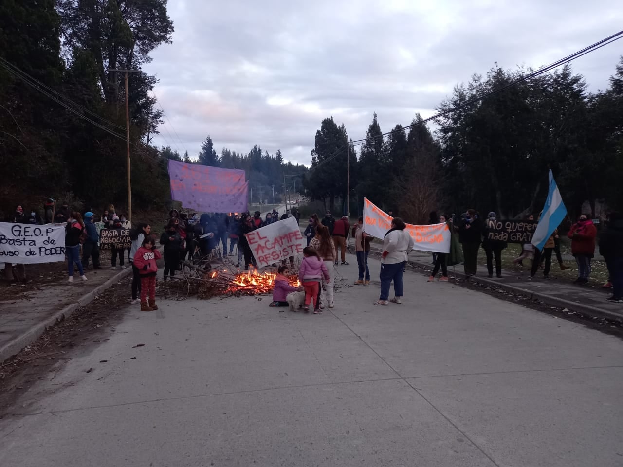 Ayer los integrantes de la toma El Acampe de Villa La Angostura reclamaron servicios con un corte de calles. (Gentileza Diario Andino)