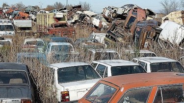 Vehículos y motos que no sean retirados, serán compactados por maquinarias del municipio de Roca. Foto gentileza