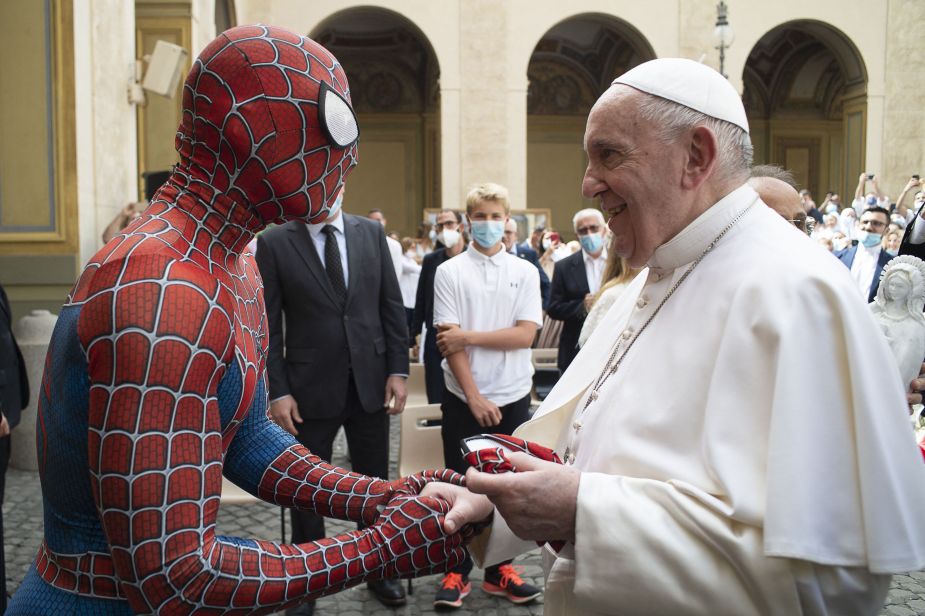 El papa Francisco, en una foto poco frecuente para un evento papal, saludó hoy en el Vaticano a un "Hombre Araña solidario" que le regaló su máscara. Foto: AFP.-