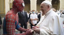 Imagen de El papa Francisco recibió al Hombre Araña en el Vaticano e hicieron un intercambio de regalos