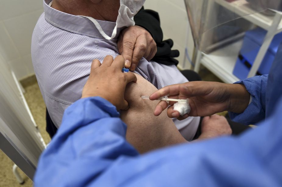 Mientras se desarrolla la segunda ola de coronavirus, la vacunación avanza en todo el país. Foto: Alfredo Ponce para Télam.-