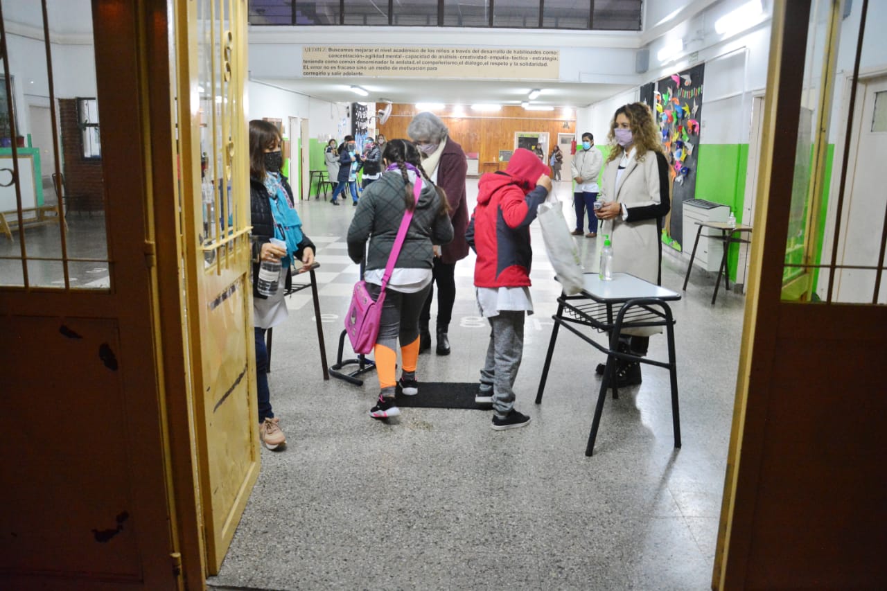 El regreso de los alumnos en la Escuela Primaria N° 261. Foto: Marcelo Ochoa.