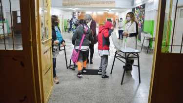 El regreso de los alumnos en la Escuela Primaria N° 261. Foto: Marcelo Ochoa.