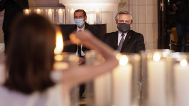 El presidente Alberto Fernández, junto a mandatarios provinciales, referentes sociales y trabajadores de la salud, encabezó este mediodía el acto en memoria de los fallecidos por coronavirus que se realizó en el Centro Cultural Kirchner (CCK).