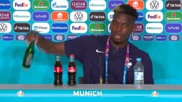 Pogba replicó la acción de Cristiano Ronaldo, esta vez con Heineken, y preocupó a los auspiciantes. Foto: CNN.-