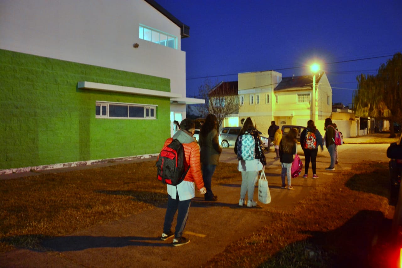 El ingreso en la Escuela Primaria N° 319. Foto: Marcelo Ochoa.