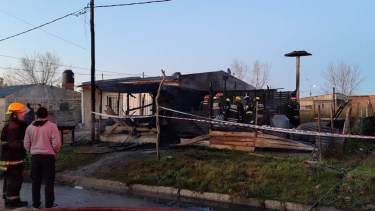 La vivienda que fue consumida por las llamas estaba construida de madera. 