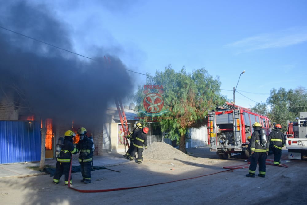 Los bomberos combatieron rápidamente el incendio pero el fuego había consumido buena parte de la casa de material.
