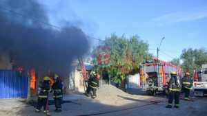 Piden ayuda para la familia que se le quemó la casa en la zona norte de Roca