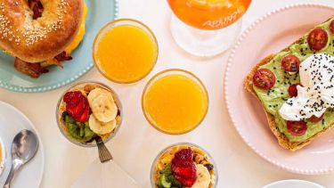 La costumbre del brunch nació en Inglaterra, pero pronto se extendió al resto de Europa y el mundo. Aquí llegó impulsada por el turismo internacional.