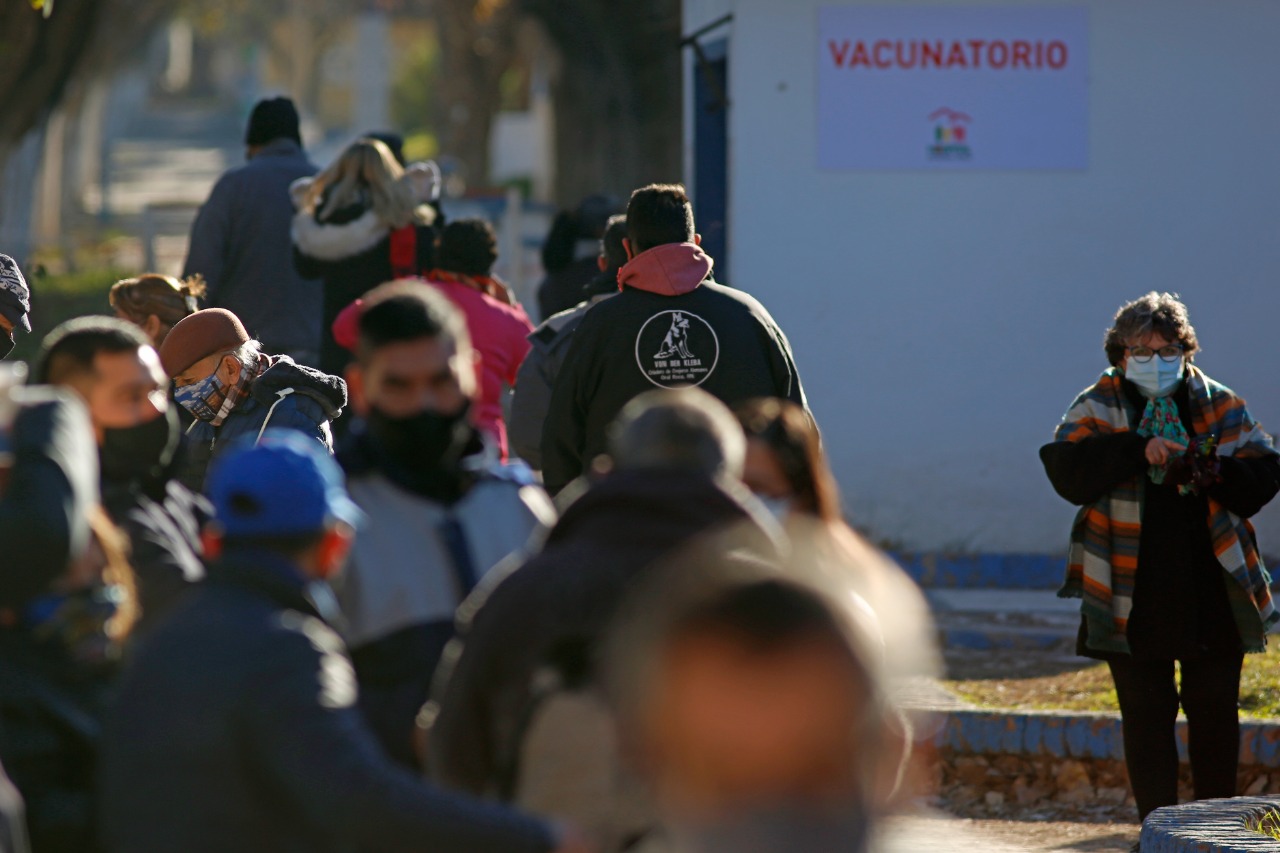 Primera jornada especial de vacunación de la semana en Roca. Foto: Juan Thomes 