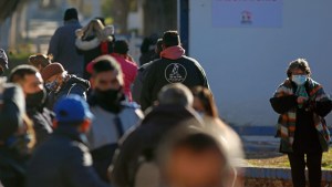 Sin turno, vacunan hoy a cientos de personas con factores de riesgo en Roca