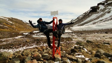 Flavio y Esther en el hito de frontera de Copahue. Foto: De la Patagonia al mundo. 