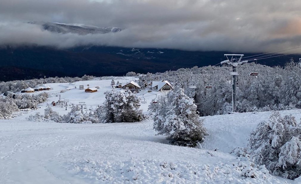 Postal otoñal del centro de esquí después de las nevadas. Se aguardan nuevas precipitaciones la semana próxima. Foto: Gentileza Chapelco.
