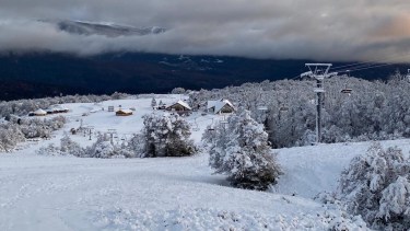 Postal otoñal del centro de esquí después de las nevadas. Se aguardan nuevas precipitaciones la semana próxima. Foto: Gentileza Chapelco.
