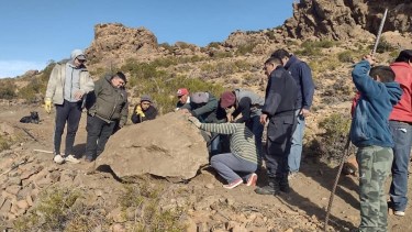 A pico y pala el camino llegó al fin a la casa de don Irineo, solitario campesino rionegrino