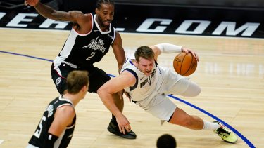 Kawhi Leonard derrotó a Luka Doncic en el duelo de estrellas de la serie. (Foto: AP) 